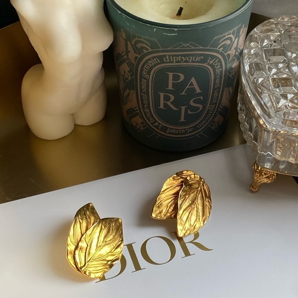 VINTAGE gold tone leaves clip on earrings